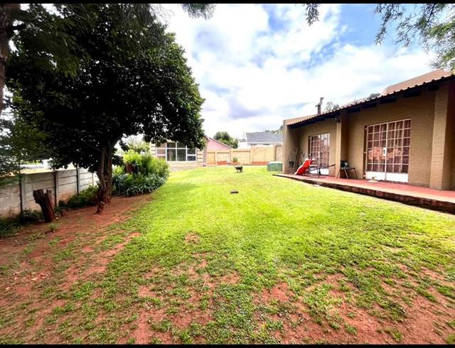 4 BEDROOM HOUSE FOR SALE IN FLORIDA HILLS